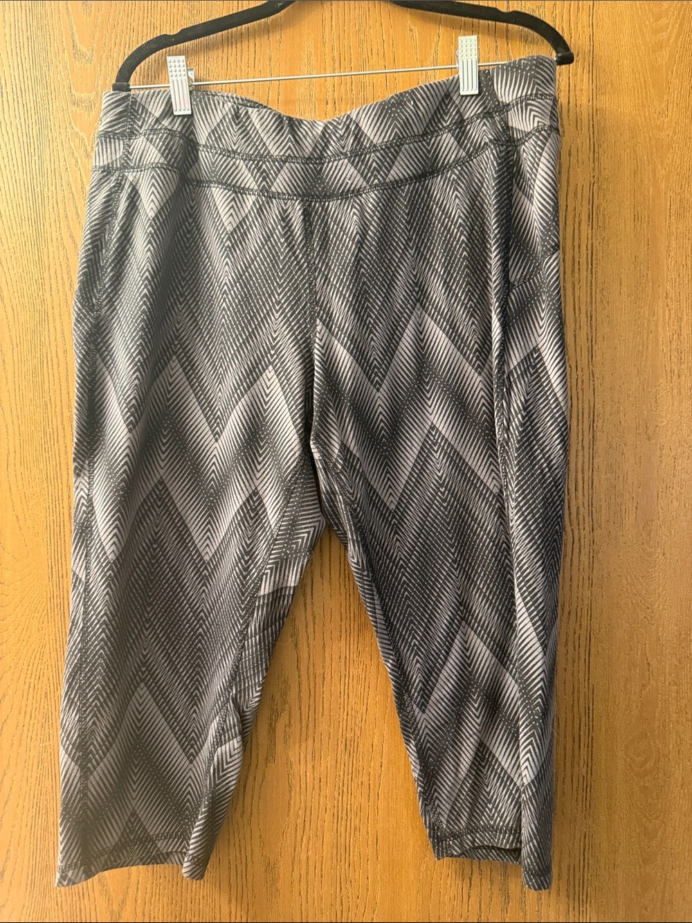 tek gear Black & Gray Chevron Track Capri Pants